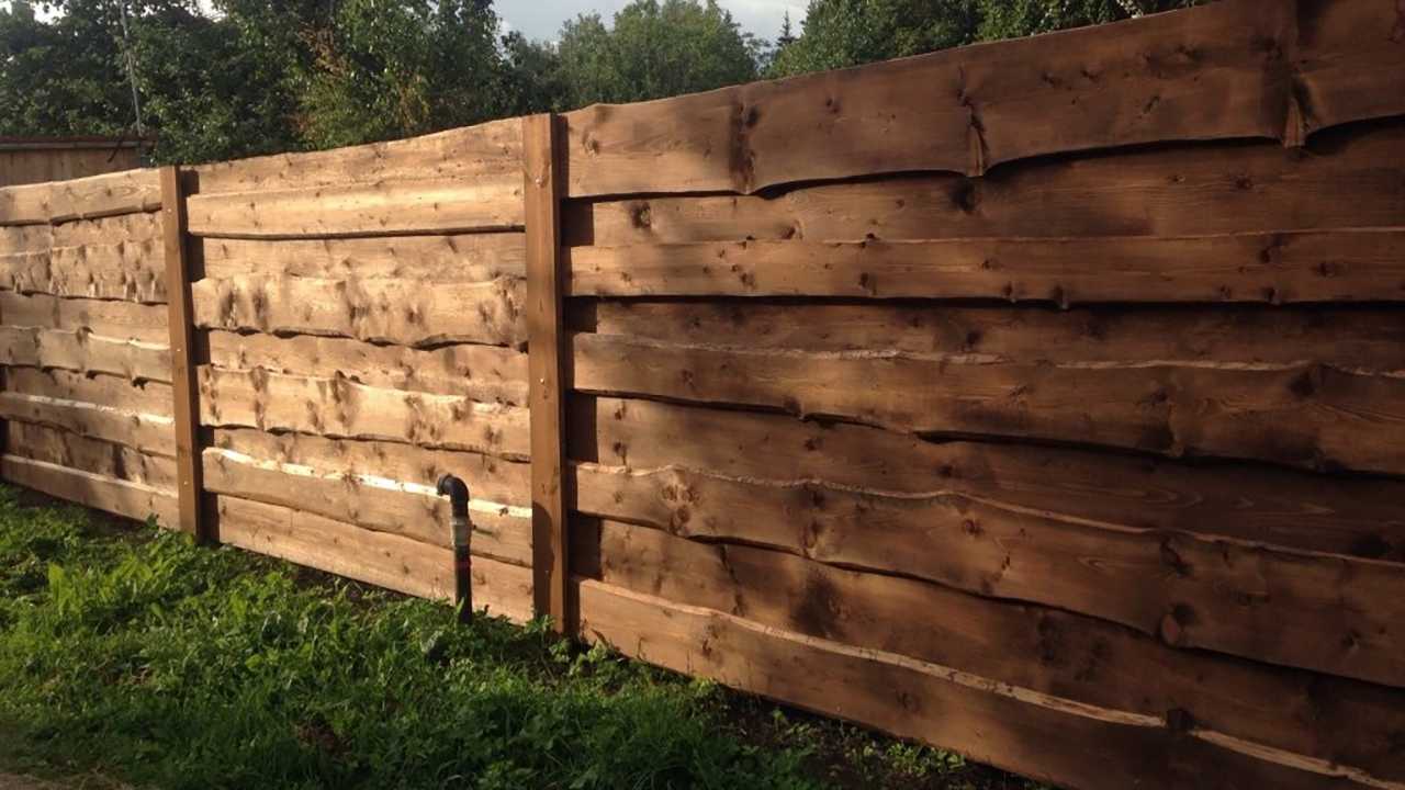 Как установить забор из необрезной доски своими руками
