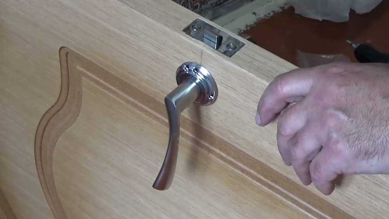 Установка петель на межкомнатную дверь: как правильно врезать своими руками