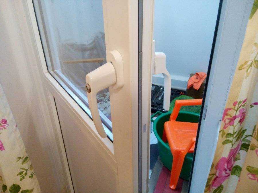 Как прикрутить ручку к пластиковой двери?