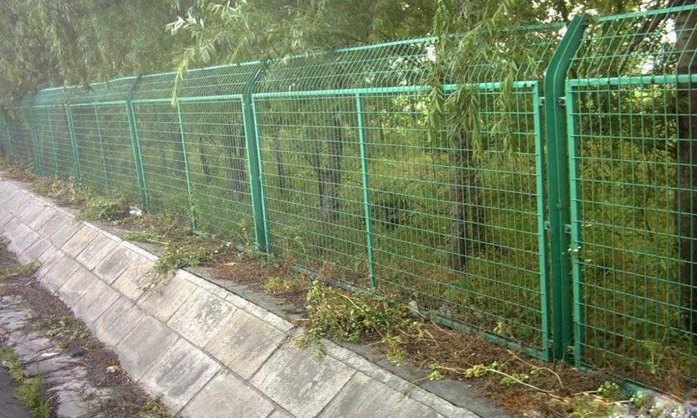 Делаем забор из сетки-рабицы своими руками: инструкция и советы по монтажу +видео
