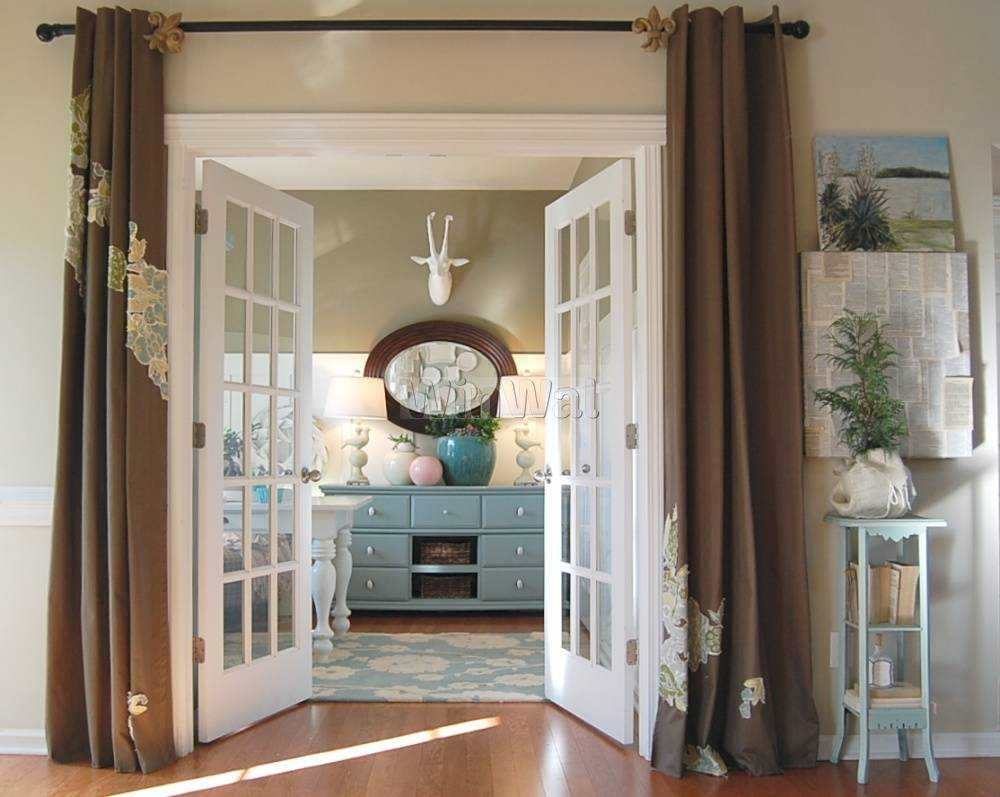 Делаем декоративные шторы на дверной проем своими руками (10 фото)