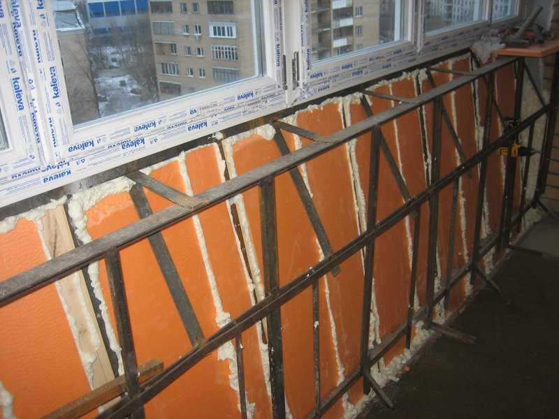 Перила на балкон: виды ограждений и правила установки