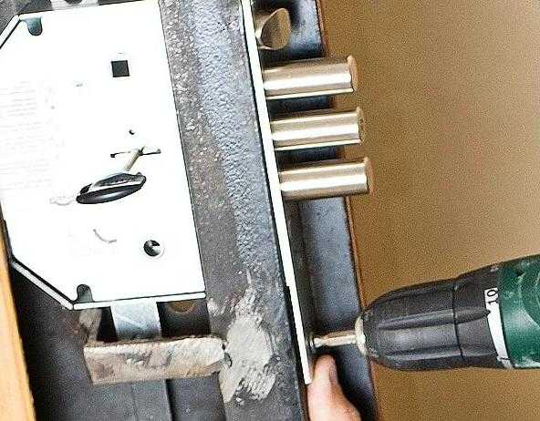 Врезка замка в металлическую дверь: этапы его монтажа