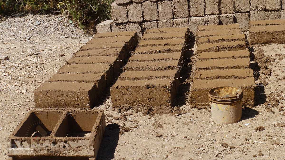 Кирпичи из глины и соломы своими руками: строительство дома из самана