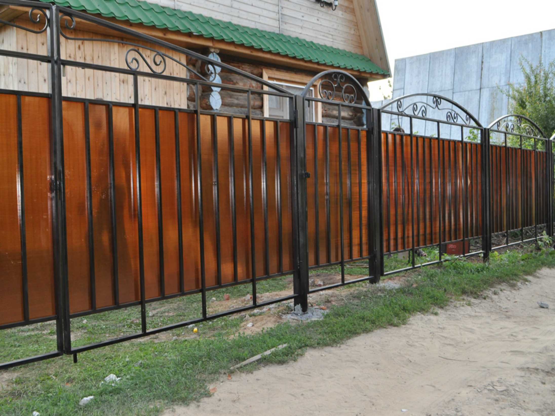 Забор из поликарбоната на металлическом каркасе своими руками: фото и видеоинструкция