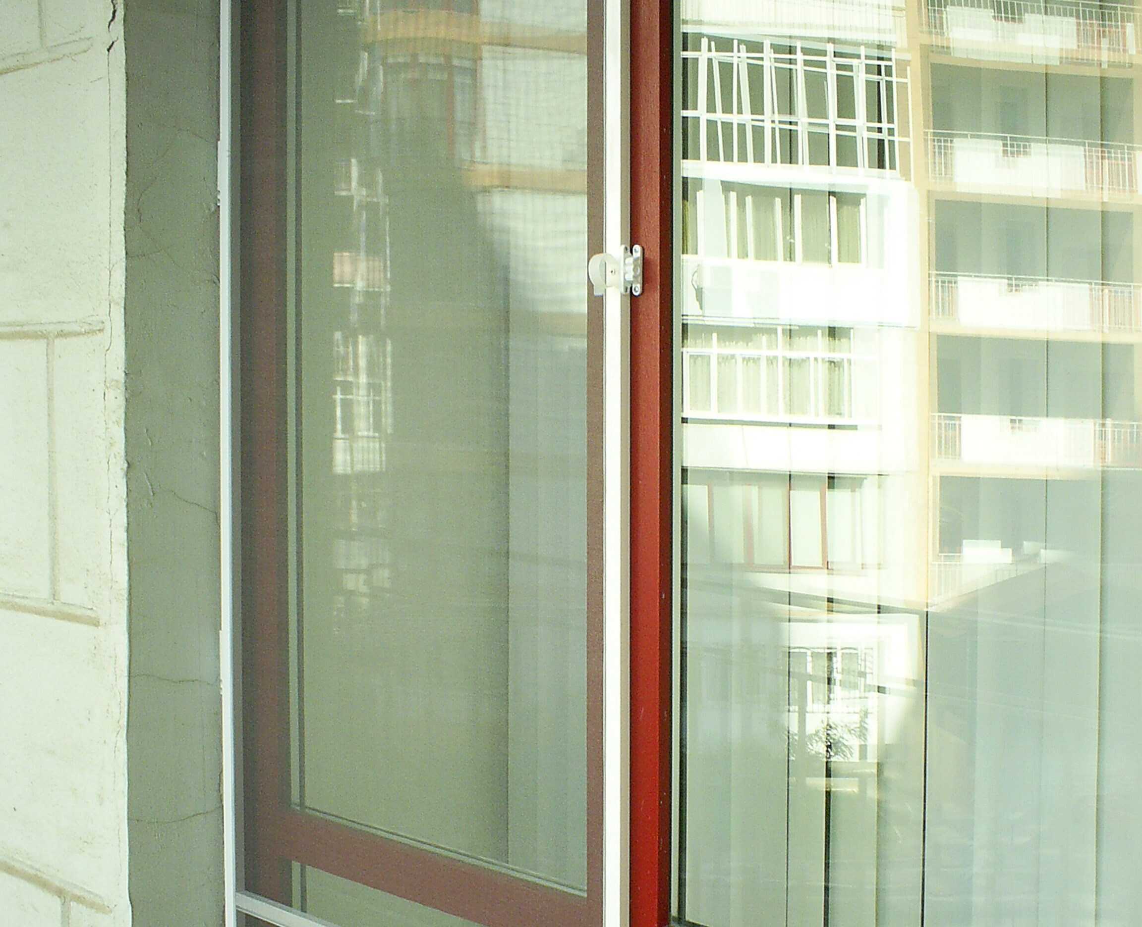 Москитная сетка на балконную дверь: дверные сетки от комаров, их виды, как сделать, фото