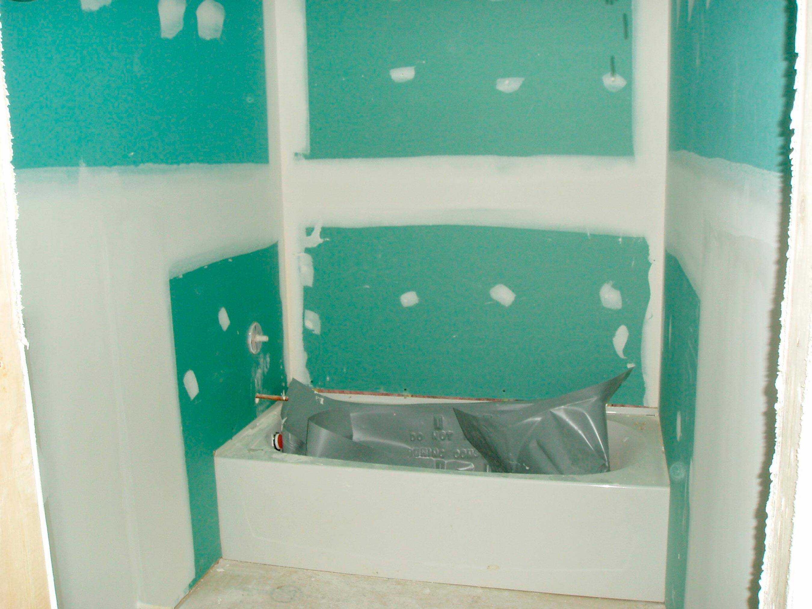 Чем выровнять стены в ванной под плитку: технологии для санузла