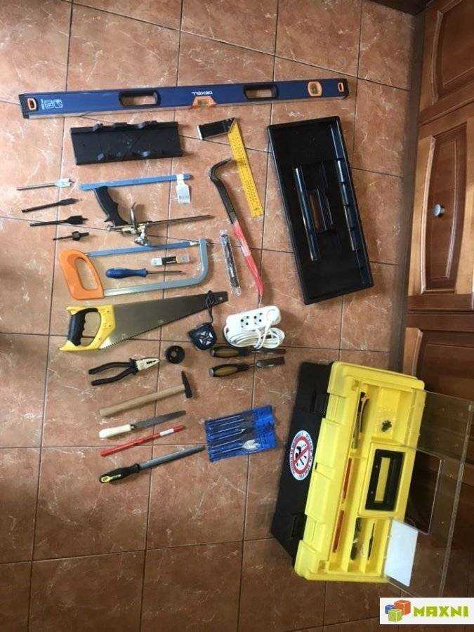 Как поменять межкомнатную дверь в квартире самому: как своими руками убрать старую вместе с коробкой или без нее, как правильно сместить открывание и придать цвет?