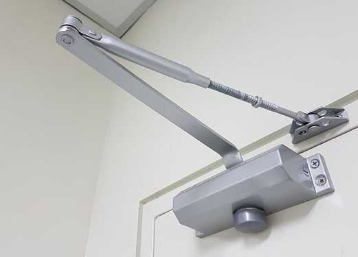 Установка доводчика на дверь своими руками: инструкция по монтажу и регулировке