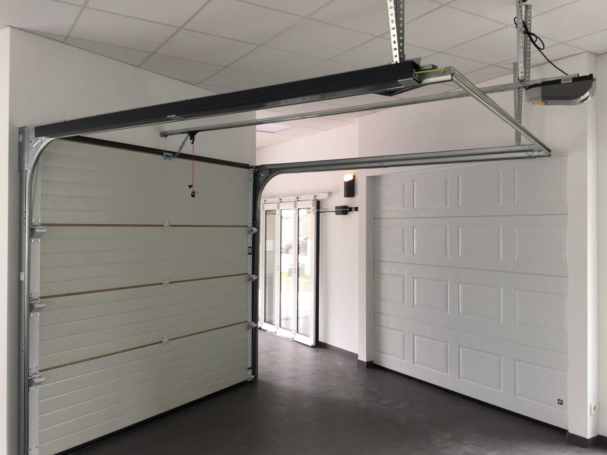 Секционные гаражные ворота: преимущества использования, автоматические и ручные подъёмные варианты
