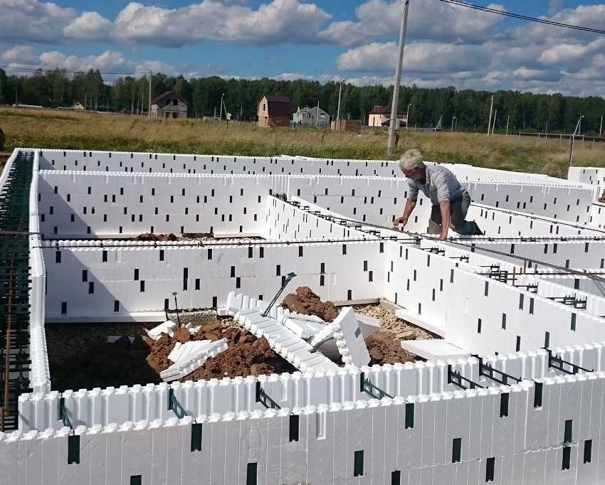 Несъемная опалубка для фундамента и стен — виды, технология изготовление своими руками