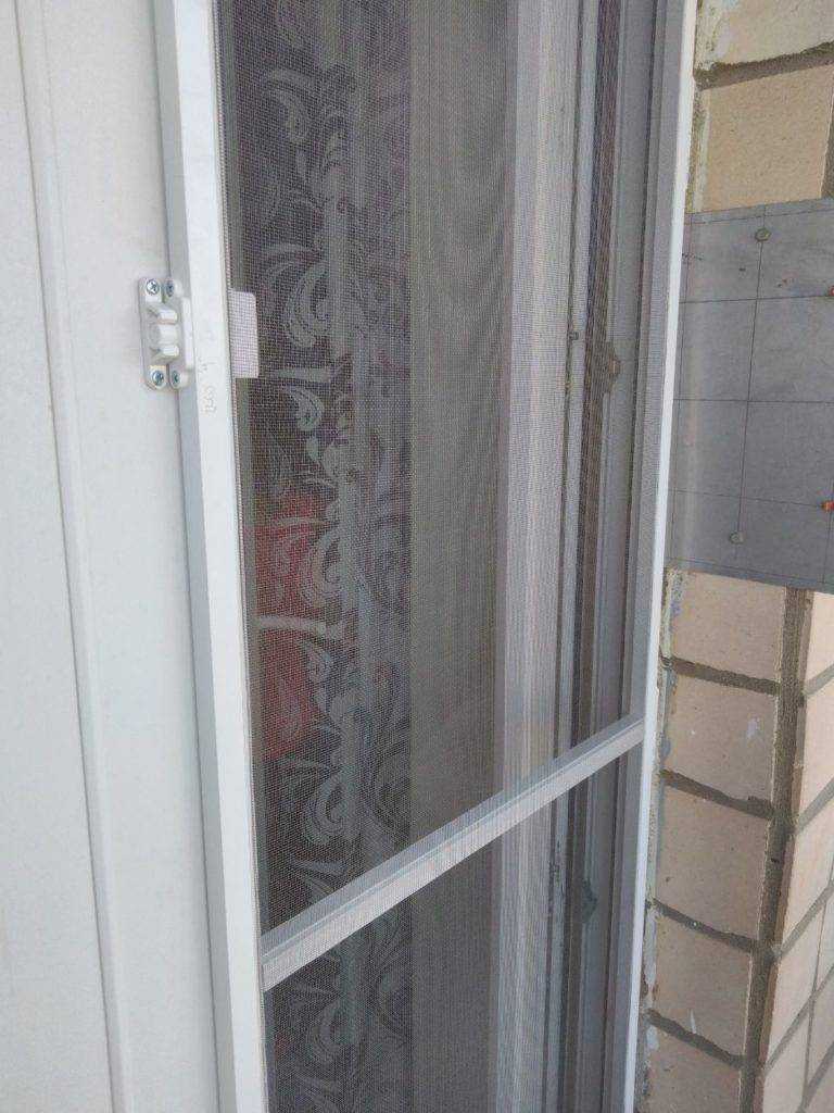Москитная сетка на балконную дверь: дверные сетки от комаров, их виды, как сделать, фото