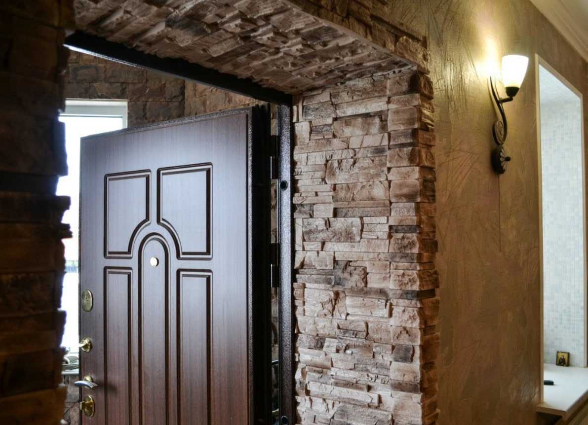 Внутренняя отделка входной металлической двери: дорогой и бюджетный способ